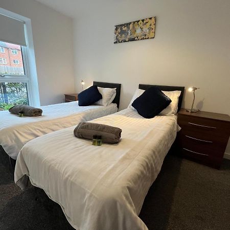 2 Double Beds Or 4 Singles, 2 Bathrooms, Free Parking, Smart Tv'S, Close To Gunwharf Quays, Beach & Historic Dockyard Portsmouth Bagian luar foto