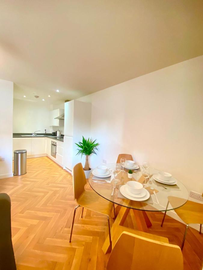 2 Double Beds Or 4 Singles, 2 Bathrooms, Free Parking, Smart Tv'S, Close To Gunwharf Quays, Beach & Historic Dockyard Portsmouth Bagian luar foto