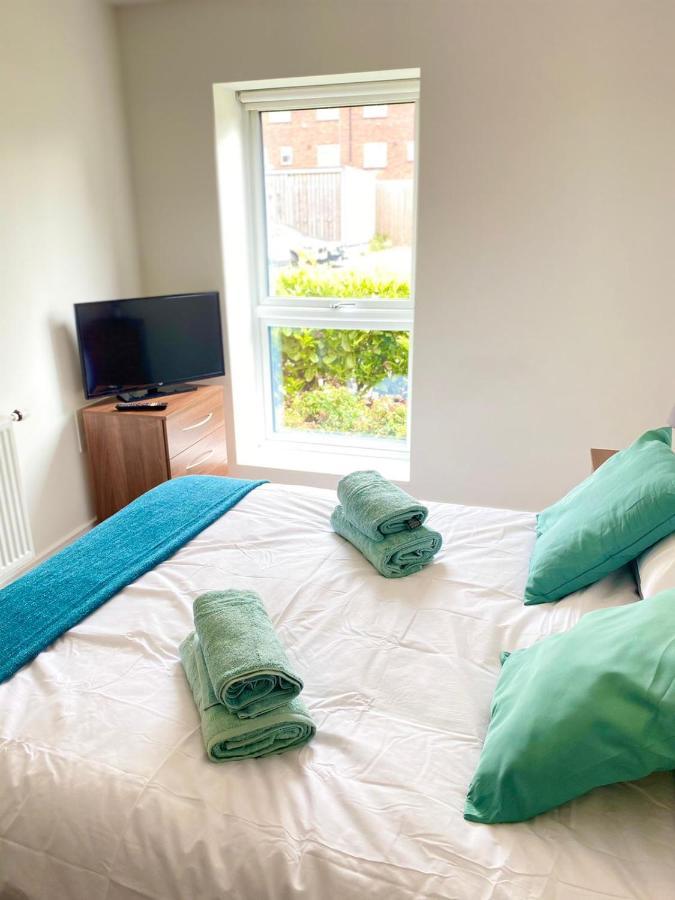 2 Double Beds Or 4 Singles, 2 Bathrooms, Free Parking, Smart Tv'S, Close To Gunwharf Quays, Beach & Historic Dockyard Portsmouth Bagian luar foto