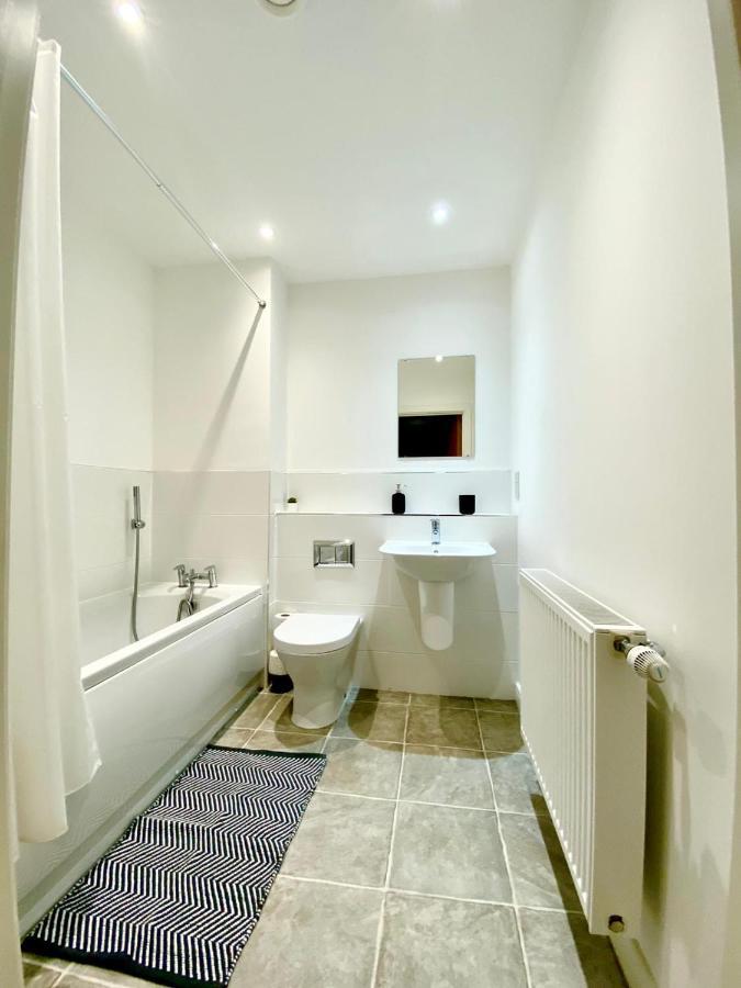 2 Double Beds Or 4 Singles, 2 Bathrooms, Free Parking, Smart Tv'S, Close To Gunwharf Quays, Beach & Historic Dockyard Portsmouth Bagian luar foto