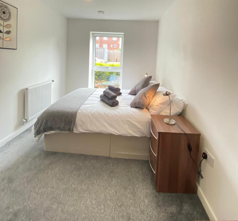 2 Double Beds Or 4 Singles, 2 Bathrooms, Free Parking, Smart Tv'S, Close To Gunwharf Quays, Beach & Historic Dockyard Portsmouth Bagian luar foto