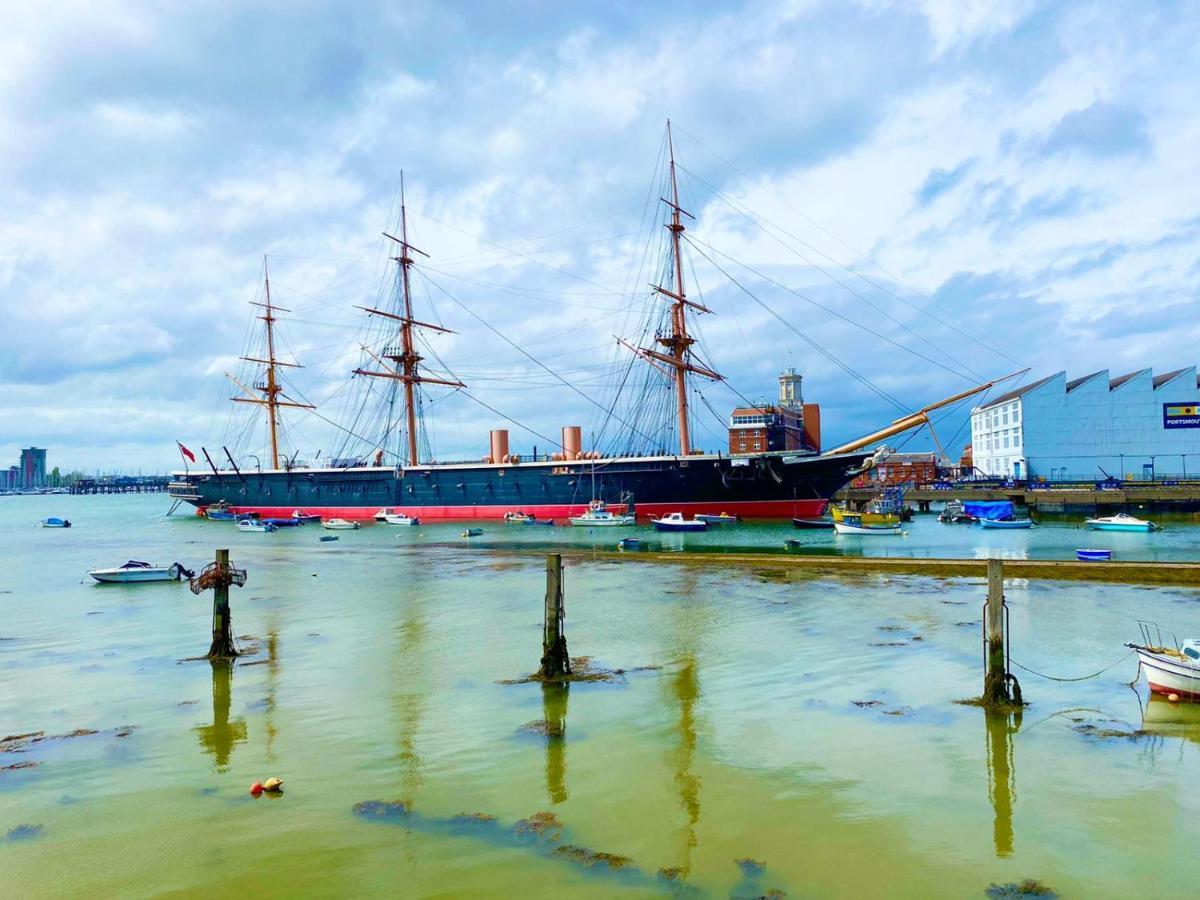 2 Double Beds Or 4 Singles, 2 Bathrooms, Free Parking, Smart Tv'S, Close To Gunwharf Quays, Beach & Historic Dockyard Portsmouth Bagian luar foto