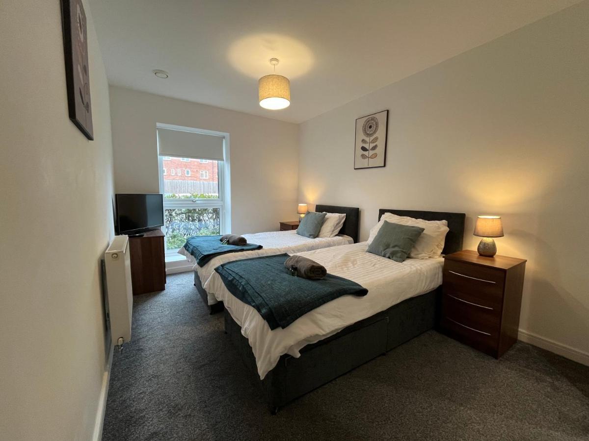 2 Double Beds Or 4 Singles, 2 Bathrooms, Free Parking, Smart Tv'S, Close To Gunwharf Quays, Beach & Historic Dockyard Portsmouth Bagian luar foto