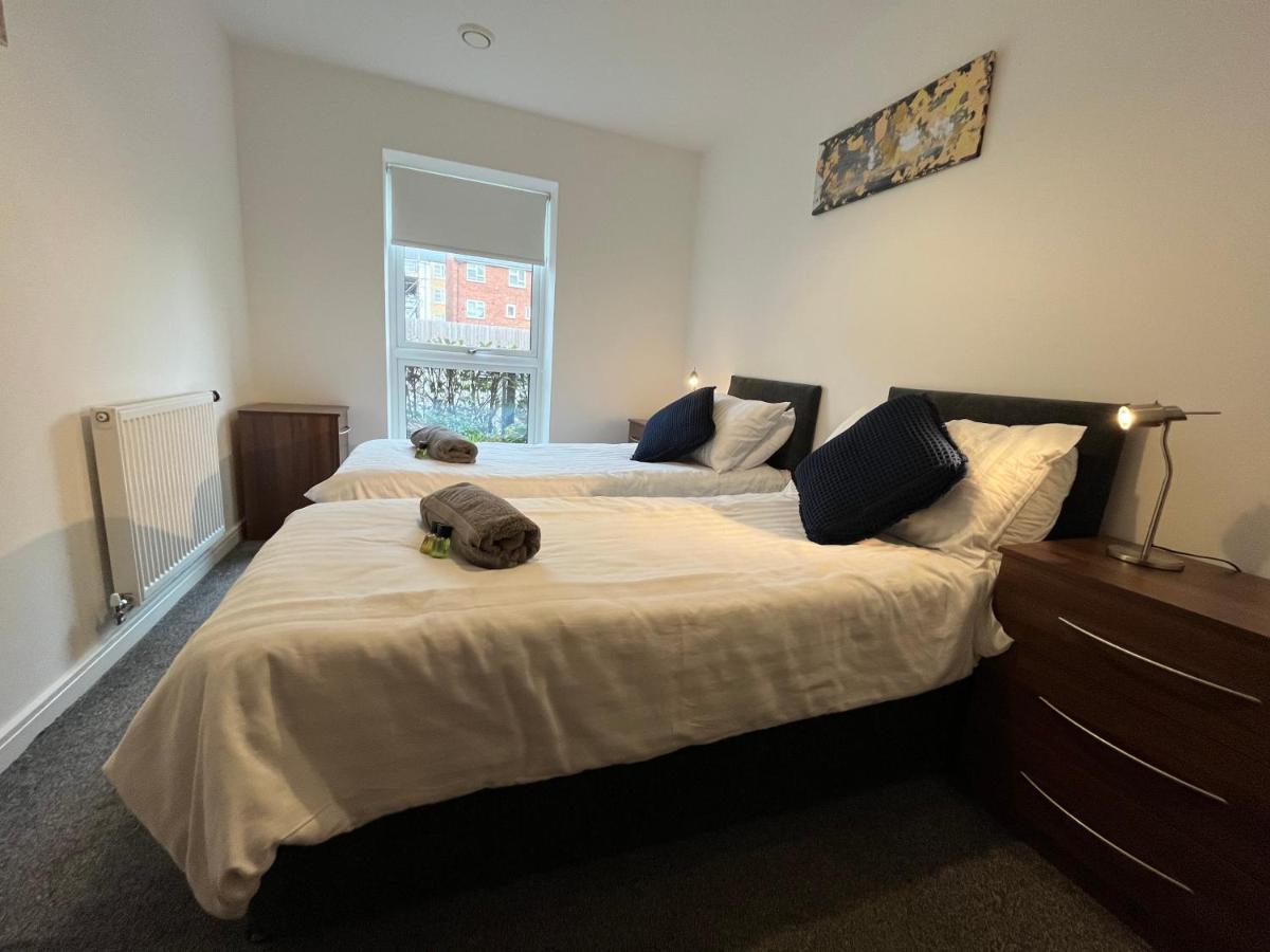 2 Double Beds Or 4 Singles, 2 Bathrooms, Free Parking, Smart Tv'S, Close To Gunwharf Quays, Beach & Historic Dockyard Portsmouth Bagian luar foto