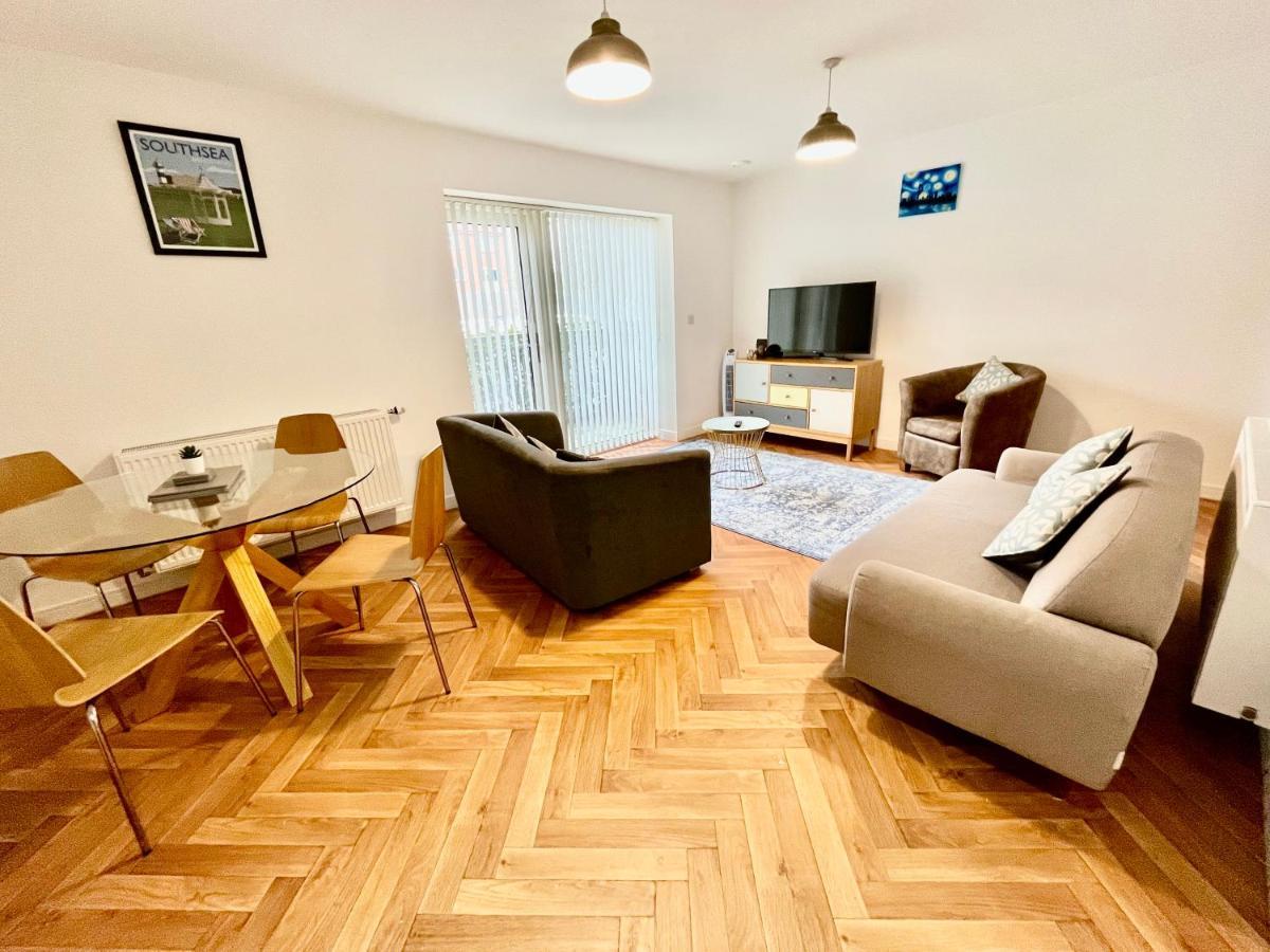 2 Double Beds Or 4 Singles, 2 Bathrooms, Free Parking, Smart Tv'S, Close To Gunwharf Quays, Beach & Historic Dockyard Portsmouth Bagian luar foto