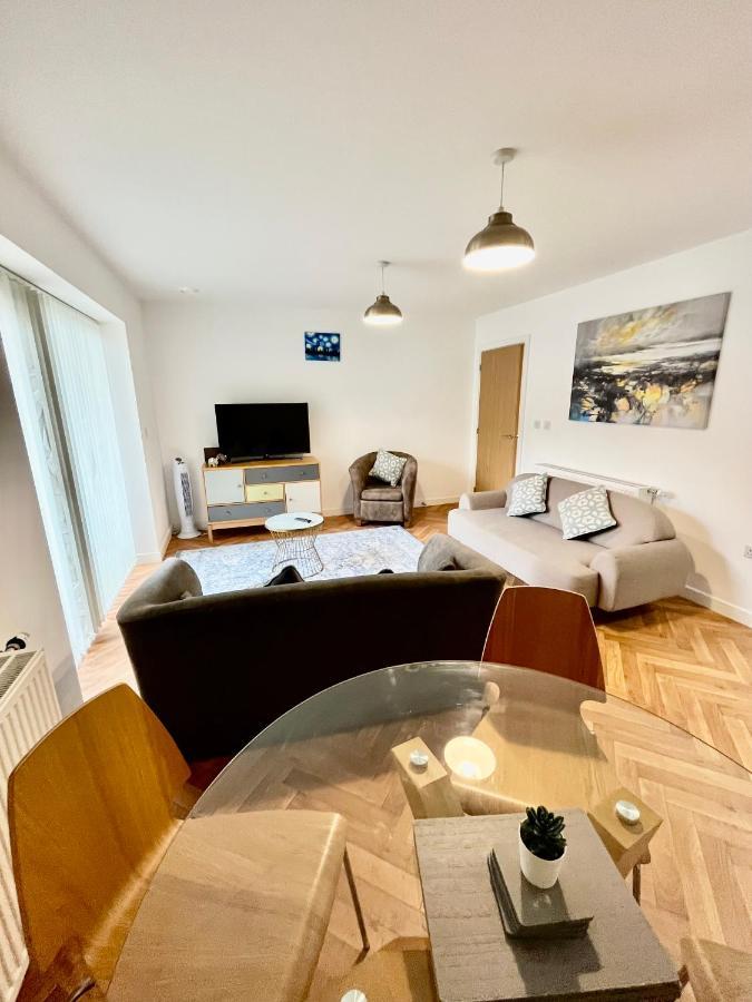 2 Double Beds Or 4 Singles, 2 Bathrooms, Free Parking, Smart Tv'S, Close To Gunwharf Quays, Beach & Historic Dockyard Portsmouth Bagian luar foto