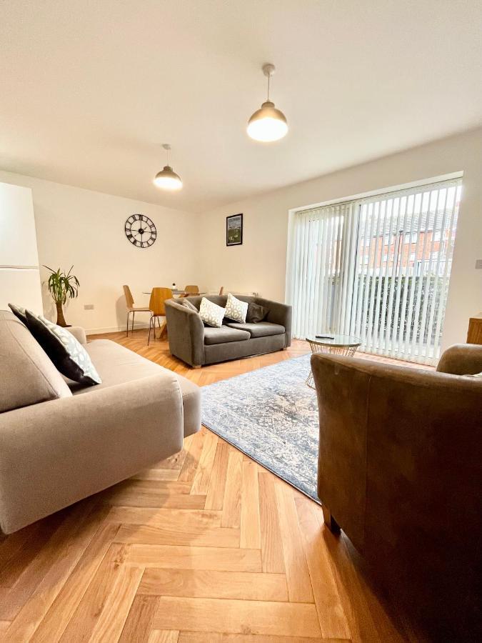 2 Double Beds Or 4 Singles, 2 Bathrooms, Free Parking, Smart Tv'S, Close To Gunwharf Quays, Beach & Historic Dockyard Portsmouth Bagian luar foto